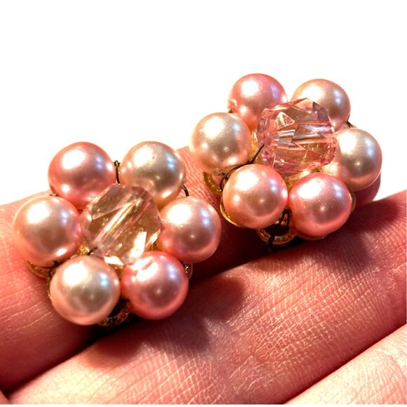 Clip on earrings pink beaded rounds clusters classic mid century vintage 1960’s - Picture 5 of 6